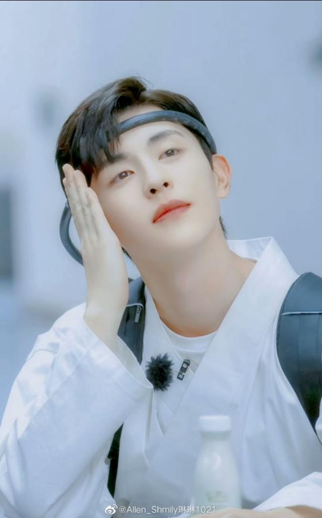 邓伦最新图片,展现变化中的光芒与自信成就的力量