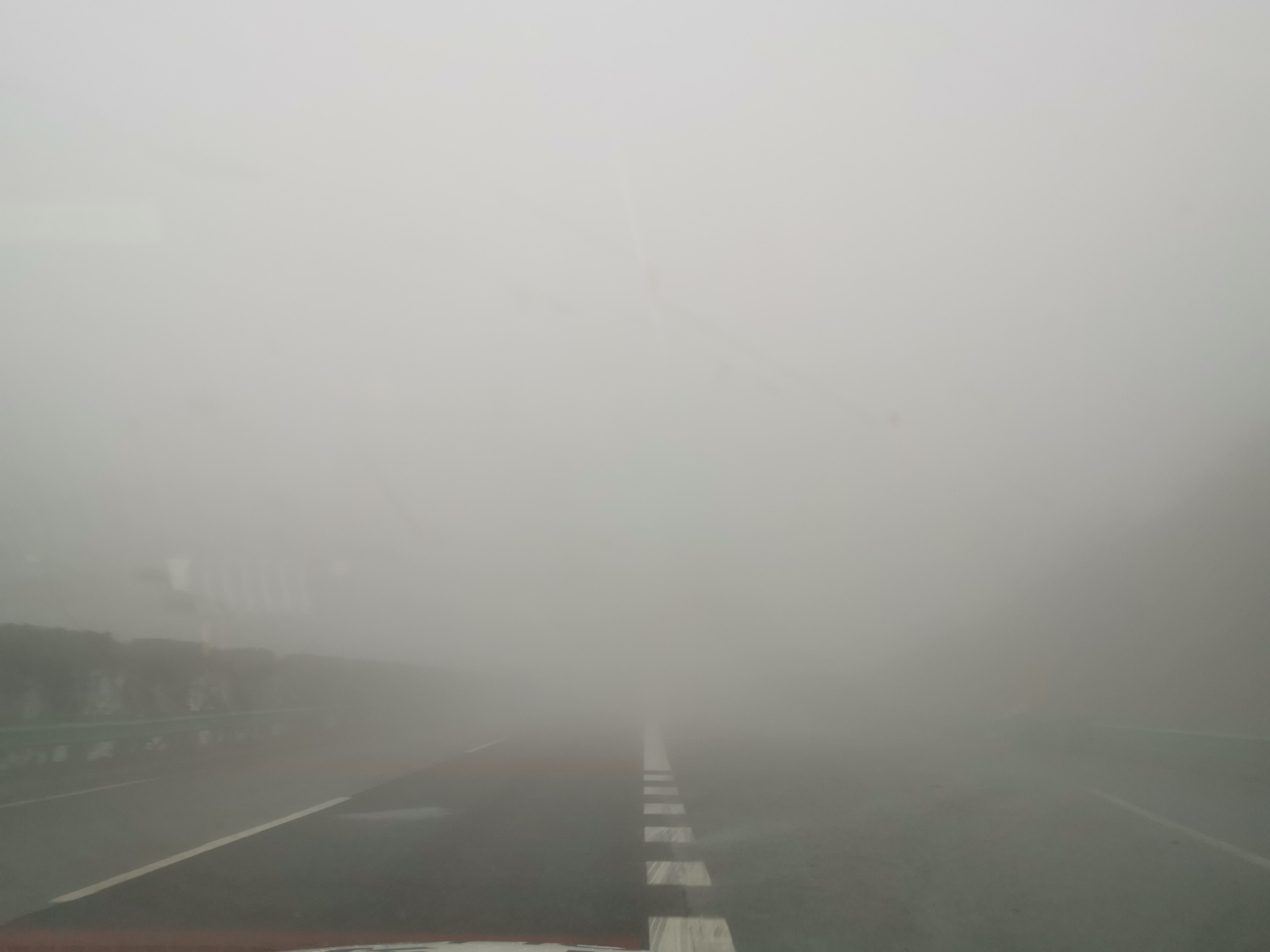 高速最新大雾天气下的行车安全应对策略