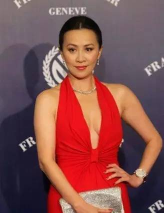 时尚争议话题，明星露胸潮流引热议