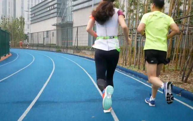 跑步比赛前的热身，不可或缺的热身仪式启动你的赛道之旅！